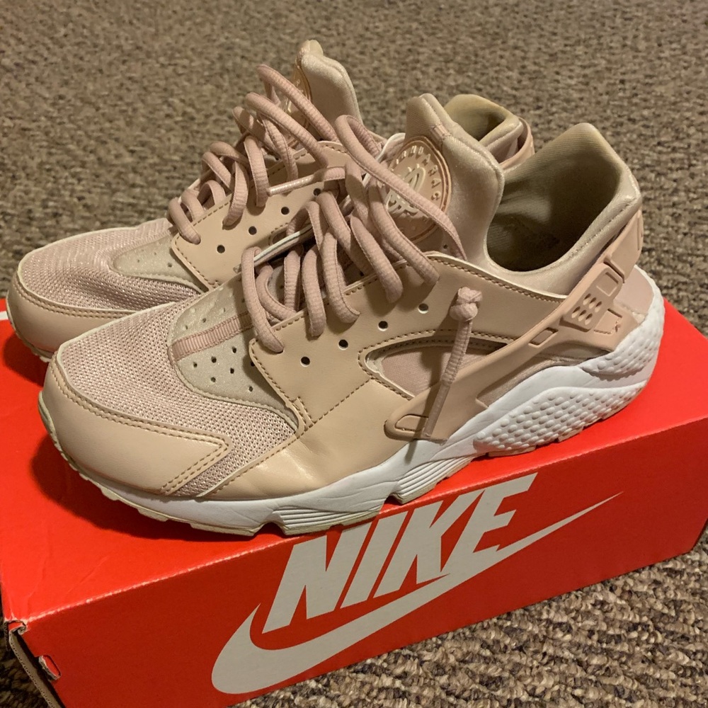 Nike Air Hurache in desert sand/ beige